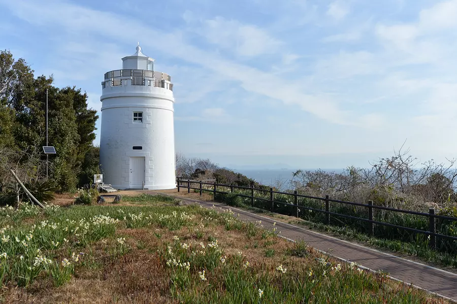 水仙の咲く菅島灯台