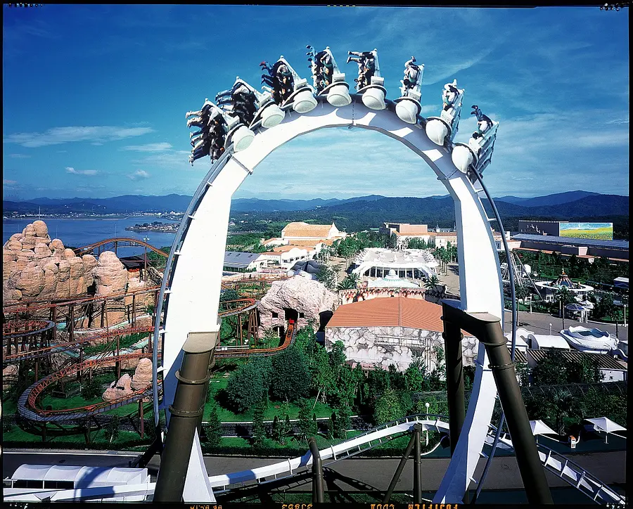 吊下げ式ならではのスリルを体感できるインバーテッドコースター「ピレネー」