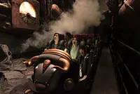 スチームパンクの世界を疾走するインドアコースター「アイアンブル」