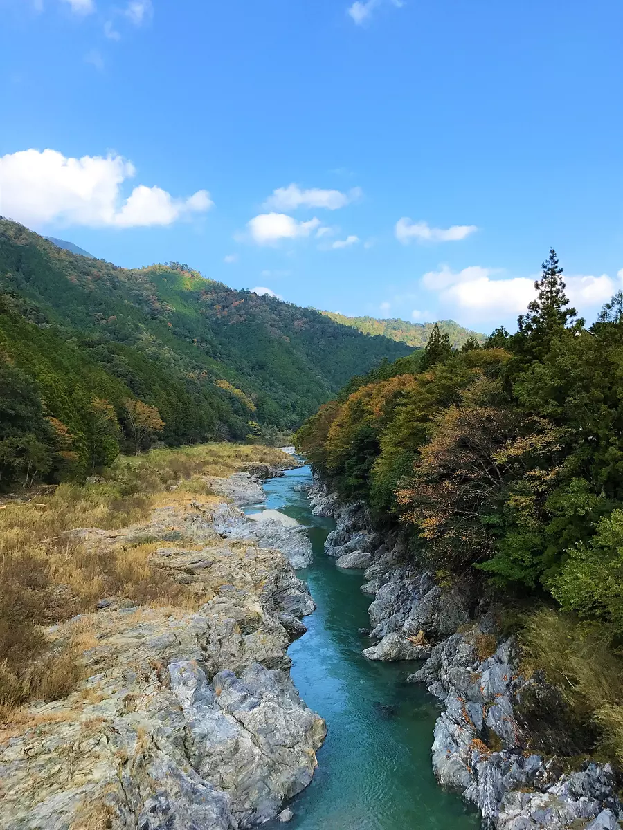 Un ruisseau clair qui traverse Kawa Satsuki et des rochers géants aux formes étranges