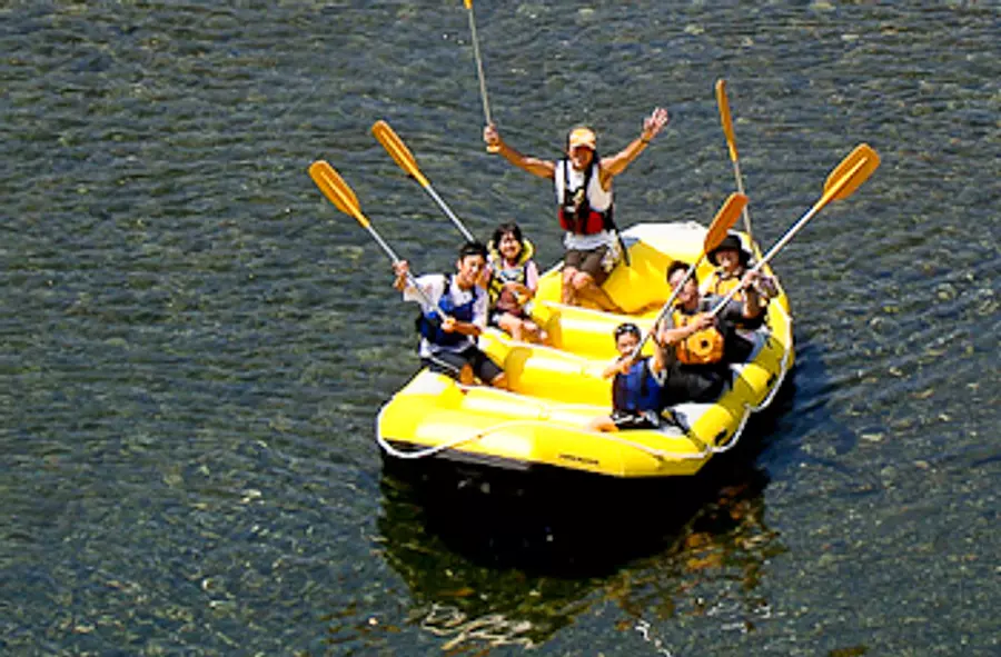 Uses a large and highly stable rubber boat