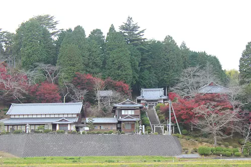 Vue panoramique du temple Jojuji en automne