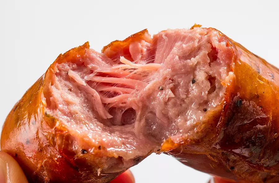 最受欢迎的法兰克福“超级粗粒法兰克福香肠”。像火腿一样切成方块的瘦肉咕噜咕噜地放进去!