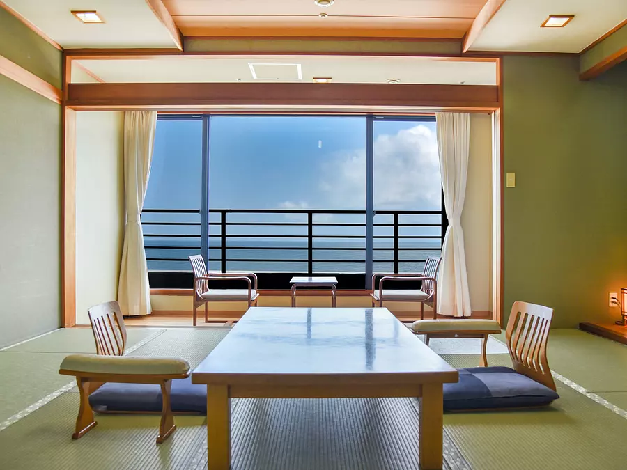 Room overlooking the sea