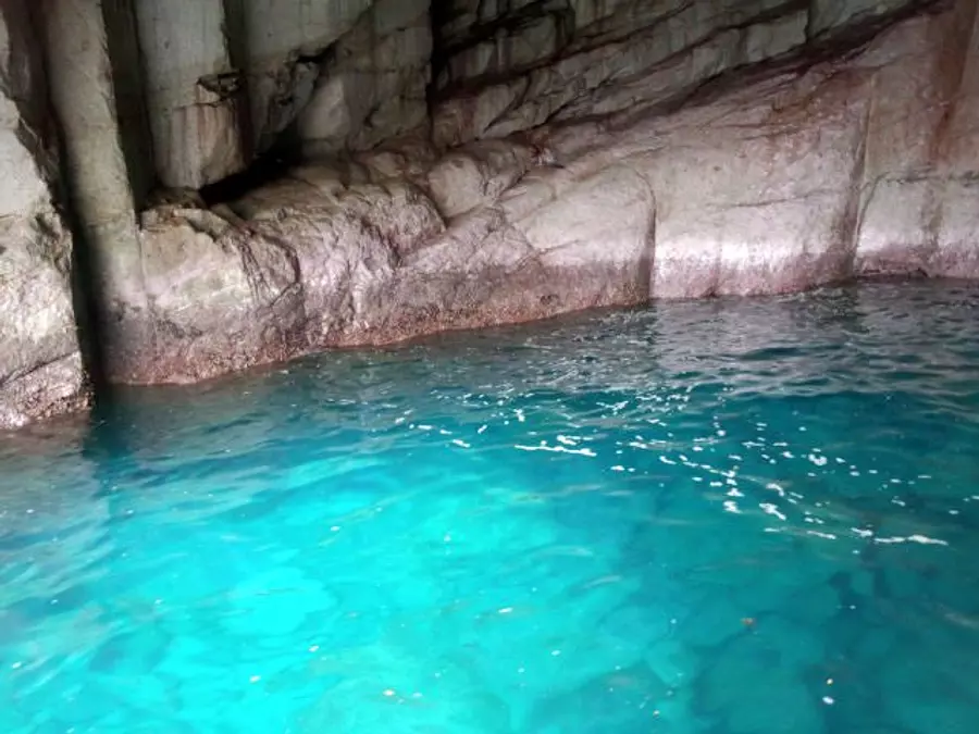 蓝色洞穴 (从船上看到的景色)