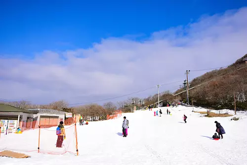 御在所スキー場は子どもたちの笑顔でいっぱい！ロープウェイを降りれば広がる白銀の世界！