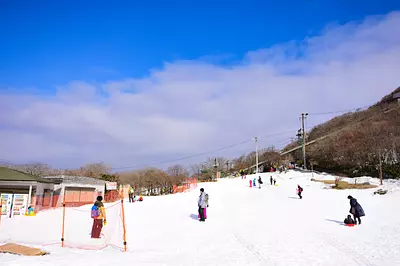 御在所スキー場は子どもたちの笑顔でいっぱい！ロープウェイを降りれば広がる白銀の世界！