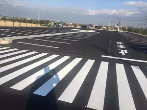 舗装された無料駐車場を完備