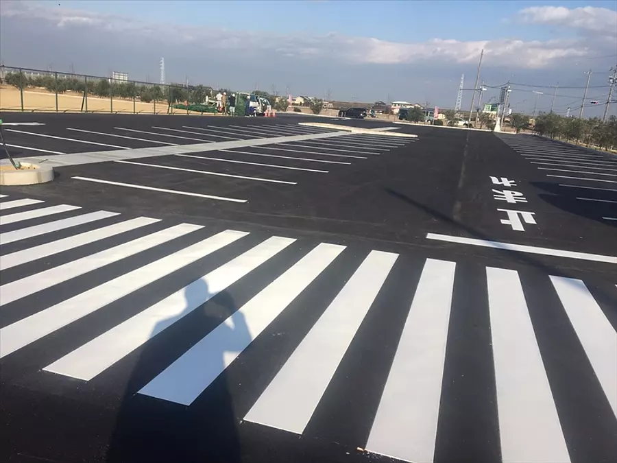 舗装された無料駐車場を完備