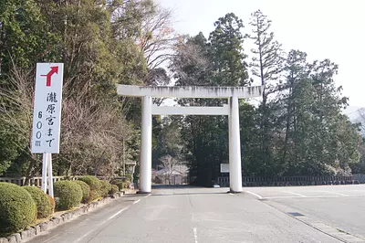 Après avoir visité les Naiku et les Geku, direction Betsugu ! Dirigez-vous vers le sanctuaire Takihara, entouré d&#39;une nature magnifique.