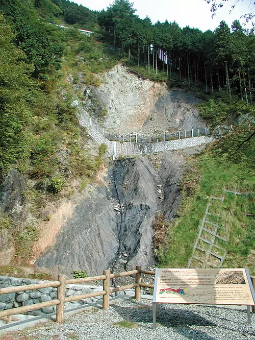 Ligne tectonique médiane du lever de la lune