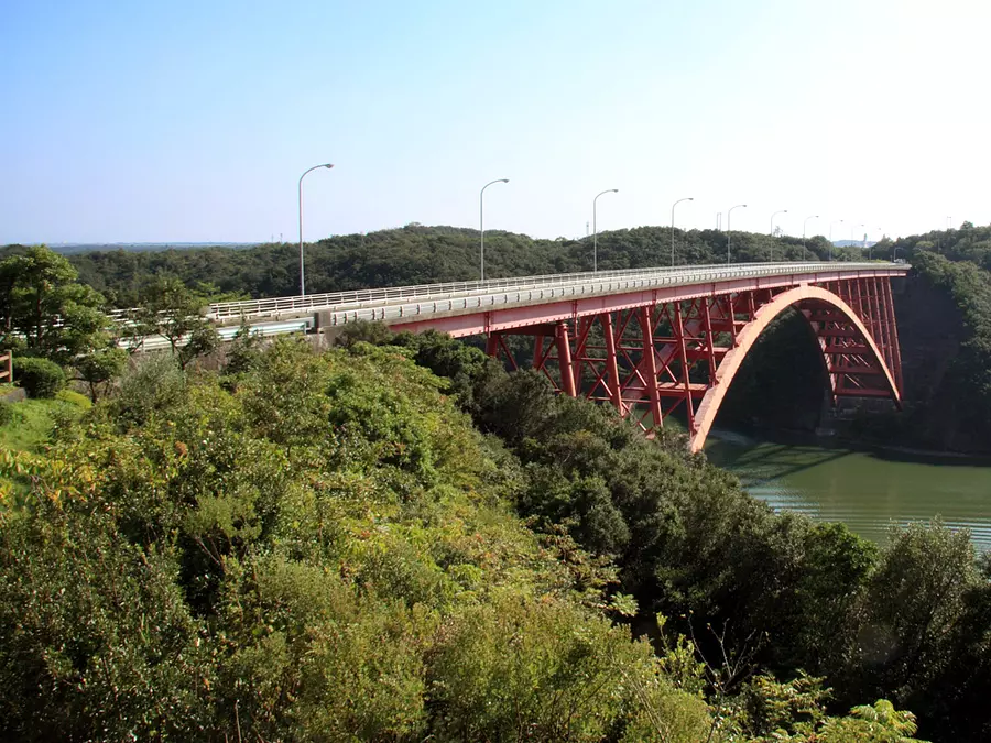 Puente de la Bahía de Matoya ①