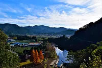 路边站（Michi-no-eki）茶仓展望台随季节变化的山峦表情融为一体