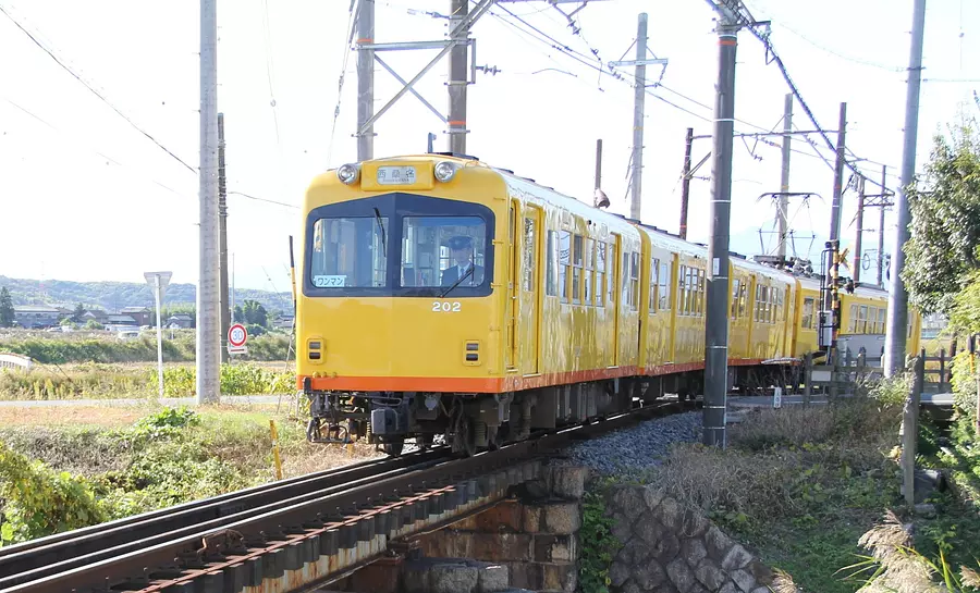 The yellow body of the Hokusei Line!