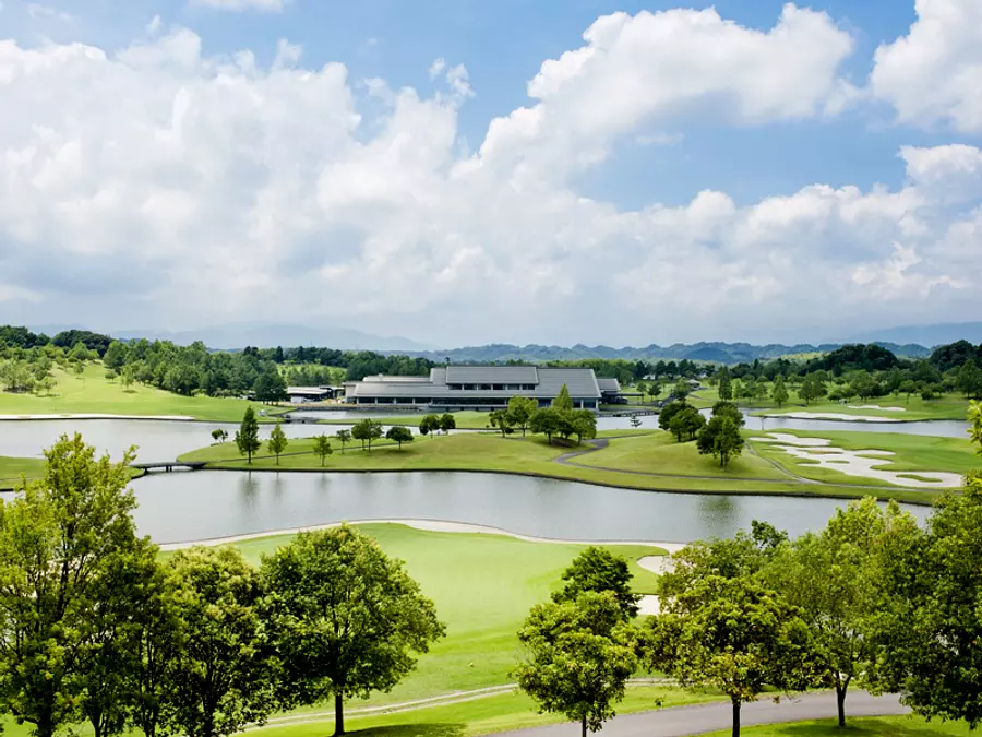 A majestic course with an 87,000㎡ pond