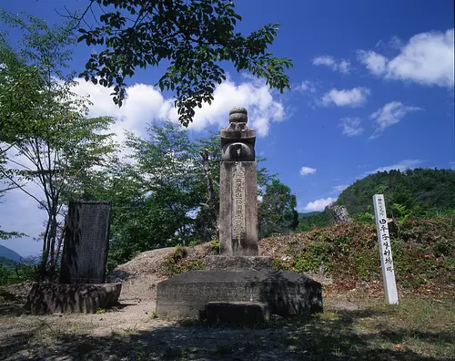 Torre conmemorativa de Kitayama Ikki (Monumento al paso de Tahirako)
