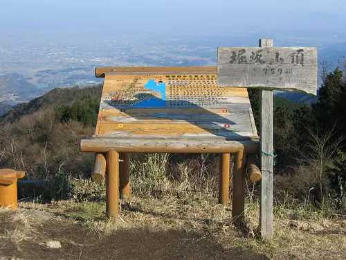 La llanura de Ise se extiende desde la cima de la montaña.