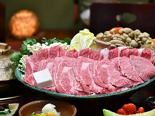 在美味國三重的美味伊勢龜山名產“元祖肉的雞肉汆鍋”“MOKA”，盡享了最高級松阪牛的料理和一期一會的款待之心!