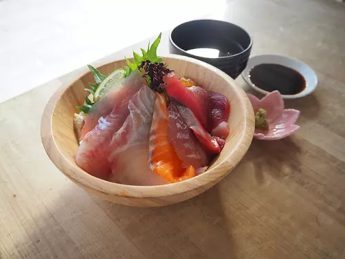 Seafood rice bowl with 9 types of seafood