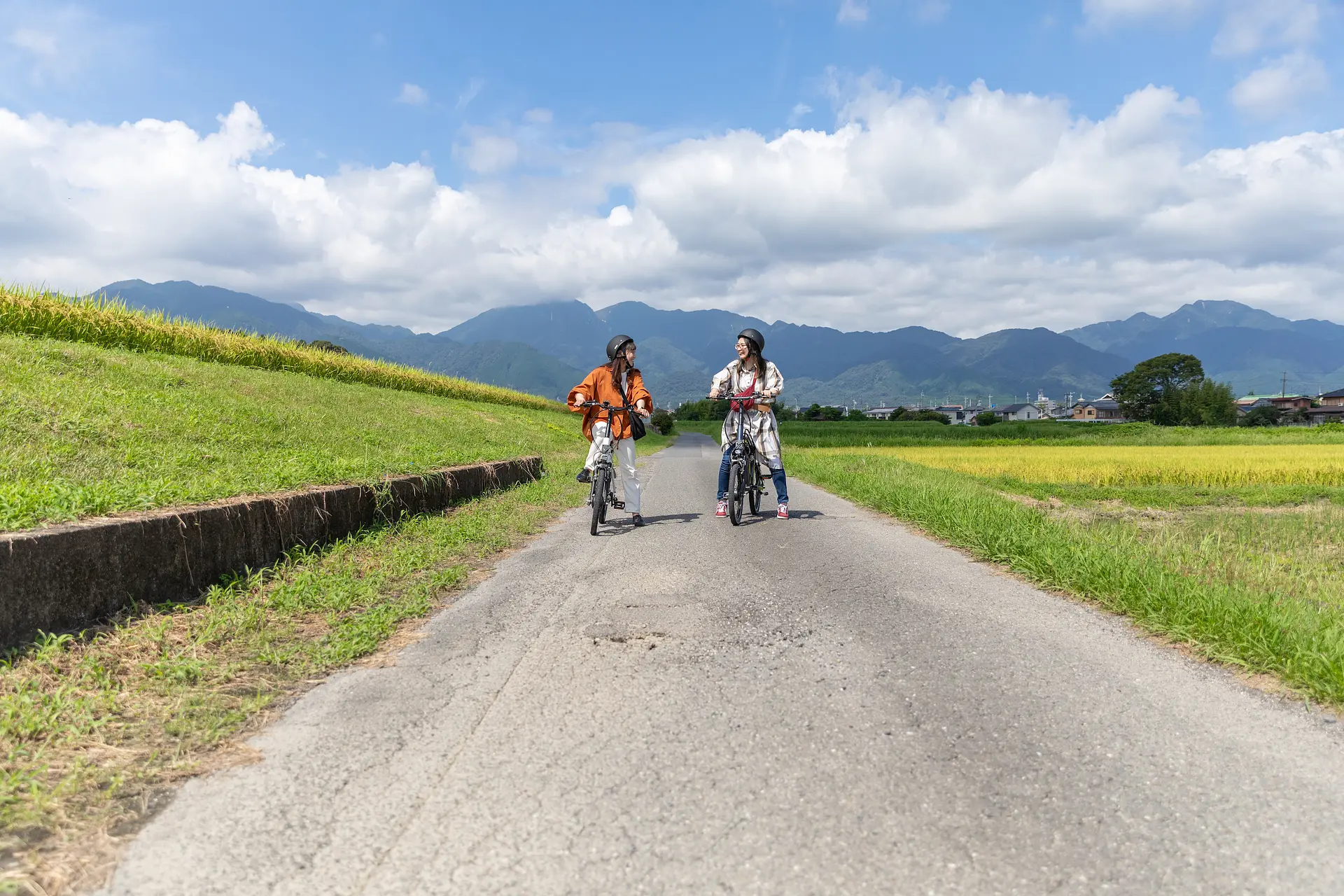 自然の中を二人で自転車で走る