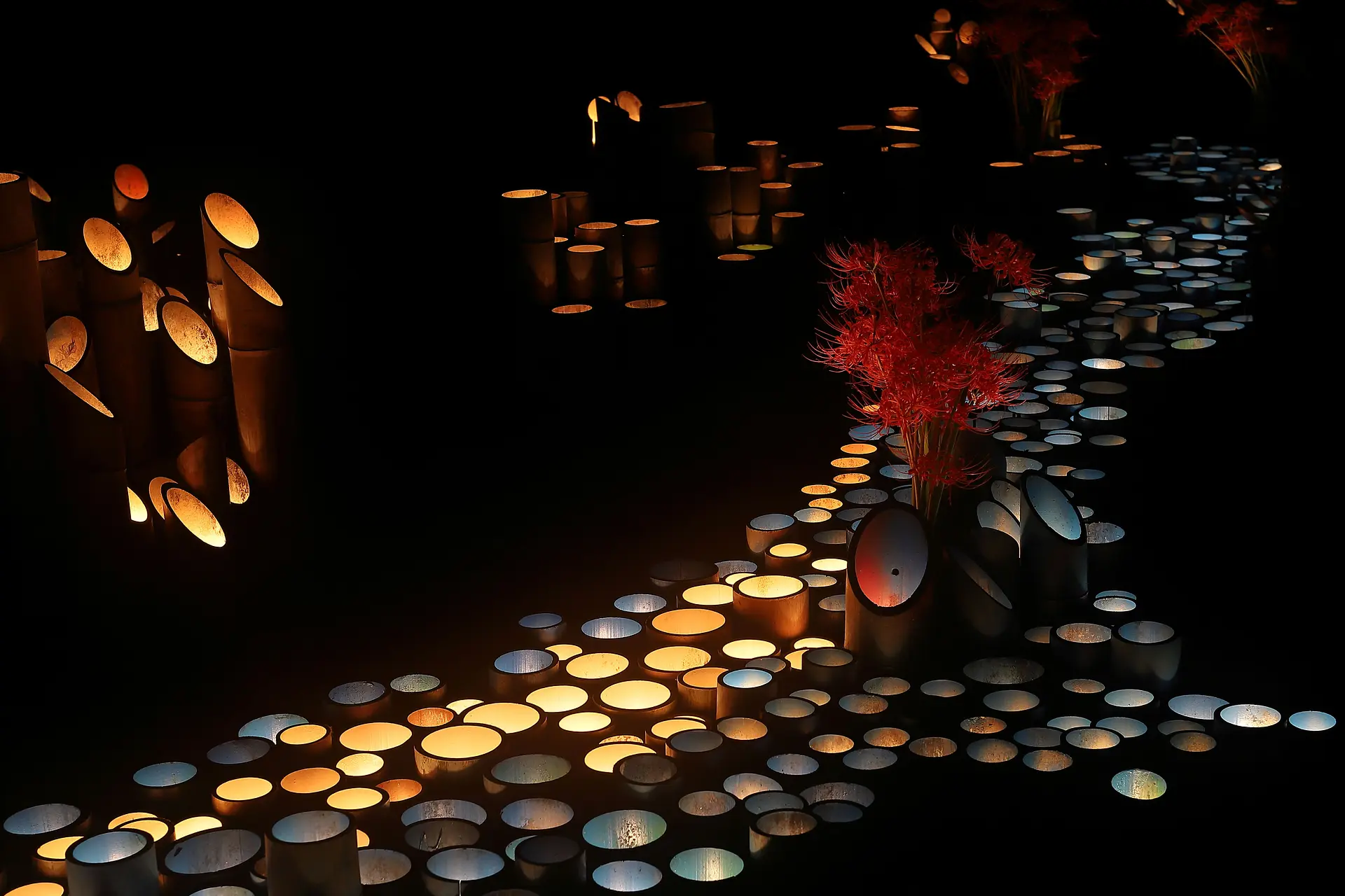 彼岸花の咲く川部