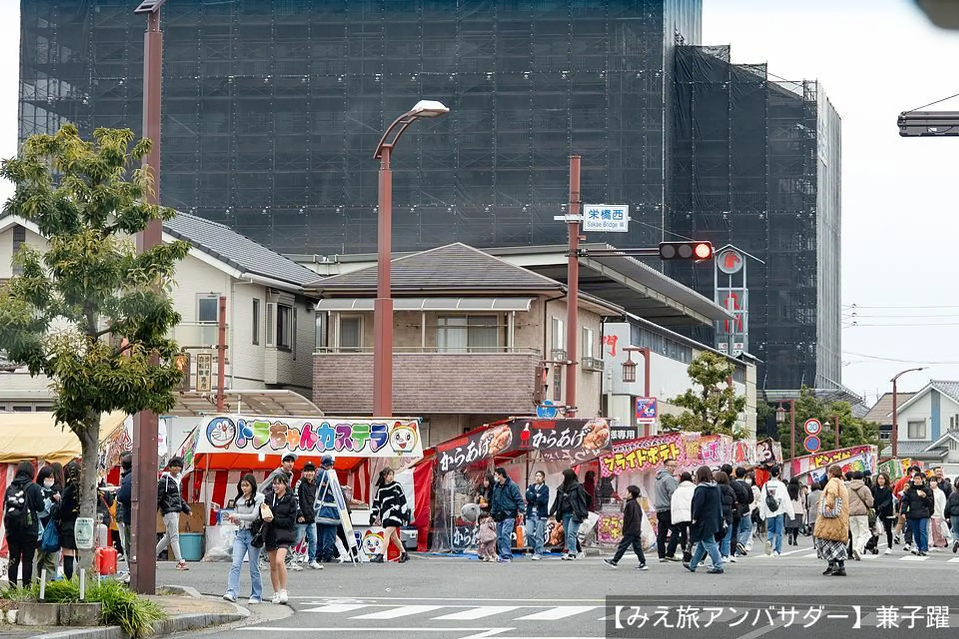 お寺の周辺の賑わい。たくさんの屋台が並ぶ