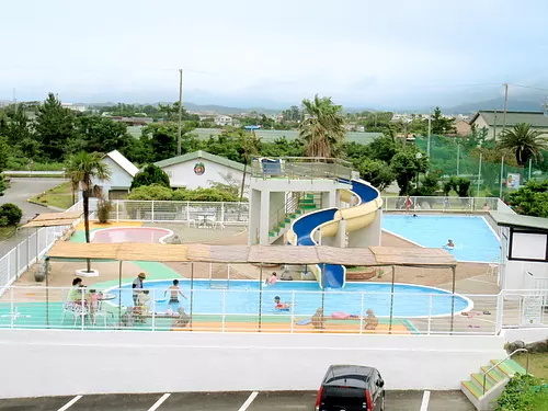 Campamento Oyodo en la costa oeste de Moon Beach [piscina]