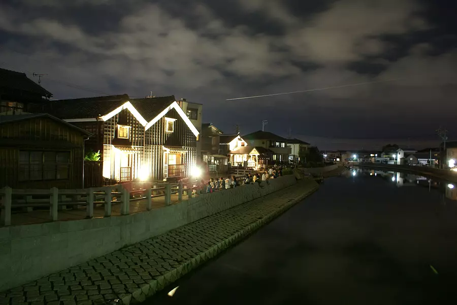 ライトアップされた蔵