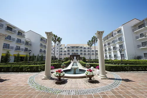 Un patio de tiza que recuerda a un resort en el sur de España