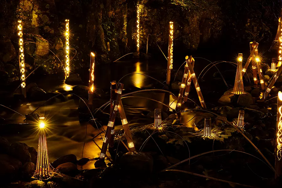 Iluminación del valle ``Yugen Bamboo Light&#39;&#39; del valle de Akame