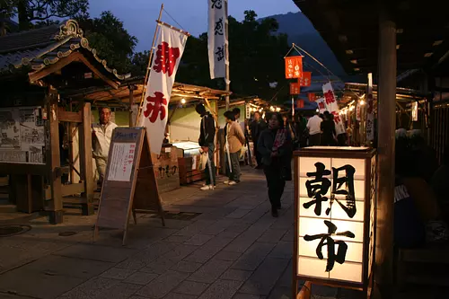 Junio Mercado matutino de Yokocho Sakubi