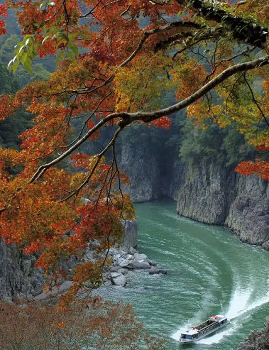 Garganta de Doro-kyo, hojas de otoño y lancha acuática.