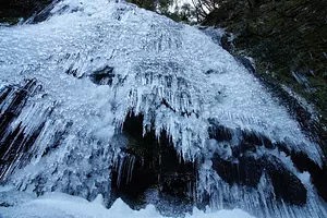 Cascada de hielo de las cataratas Dainichi