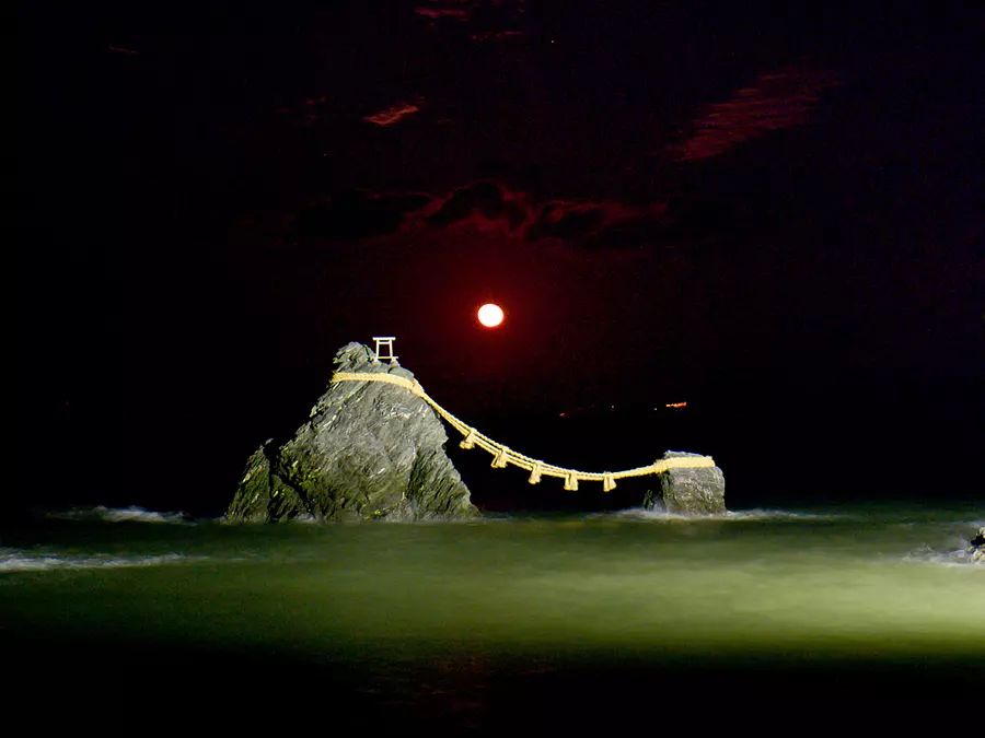 พระจันทร์ขึ้นจาก เมโอโทอิวะ (ร็อคซอฟท์คู่แต่งงาน)（Meotoiwa(rocksofthemarriedcouple)）
