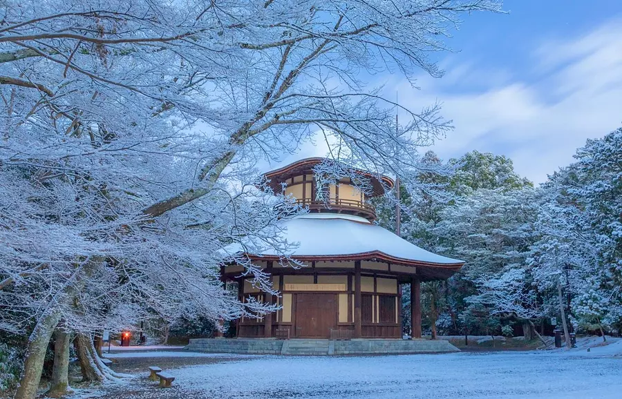 俳聖殿の雪化粧