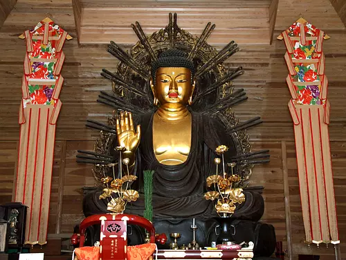 Statue assise en bois de Tathagata avec socle en pierre