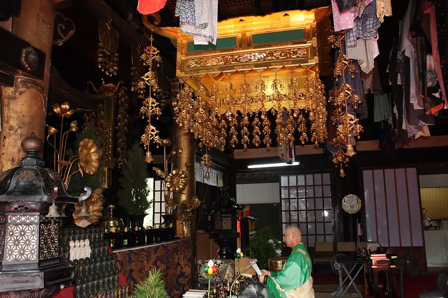 Ceremonia Asada Jizo-kai, primer servicio conmemorativo Bon