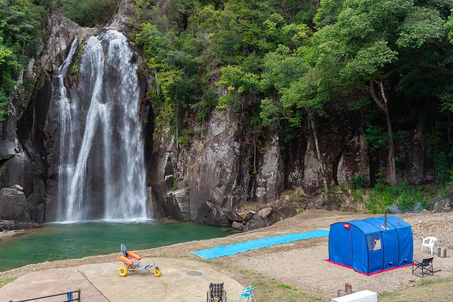 在三重縣最南端的“飛雪瀑布（Hisetsu-no-takiFalls）露營地”，殘疾人也