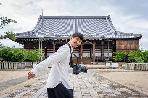 El fotógrafo de ``Asada Family&#39;&#39;, Masashi Asada, visita lugares conectados con su ciudad natal de ciudad de Tsu, incluido Takada Honzan.