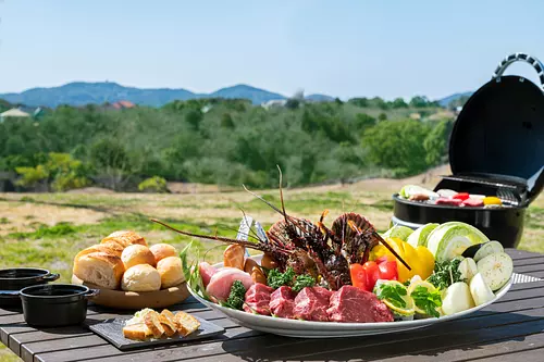 Disfruta de una barbacoa en el Satoyama Lounge en la cima de una colina