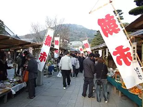 横丁朔日朝市