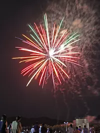 Fuegos artificiales del festival de verano de la ciudad natal de Oyamada