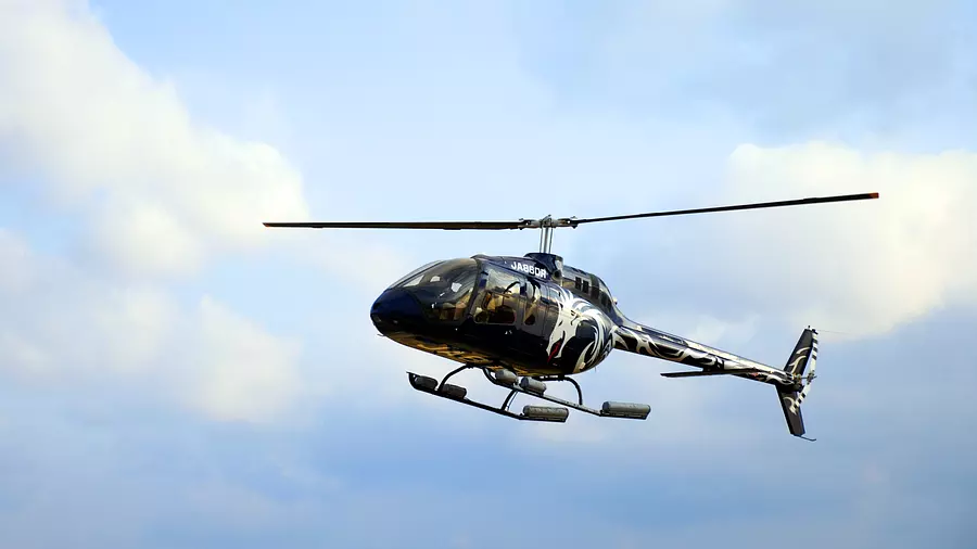 Viaje turístico en helicóptero por el cielo ciudad de Tsu