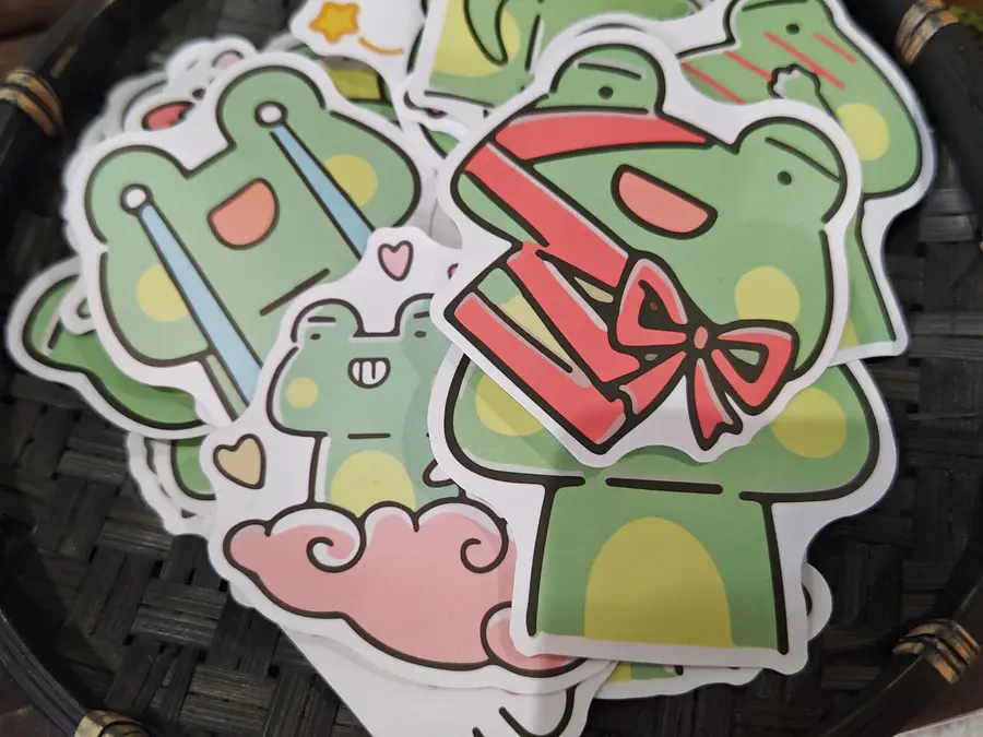 コンプリートしたお子さまにはカエルステッカーもプレゼント（１人１枚）