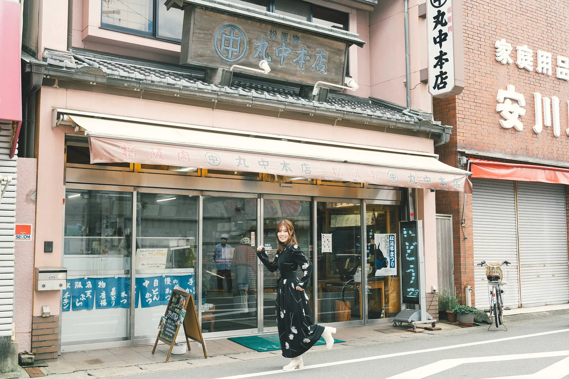 出口陽（でぐちあき）さんプロフィール  三重県松阪市出身 AKB48、SKE48で約6年のグループ活動を経て、ソロシンガーとして再スタート。ジャンルを問わず幅広い楽曲を歌唱しており「aki」名義ではアニソン歌手として様々なアニメ、ゲーム作品も担当している。2022年には自身の音楽レーベルを立ち上げ、精力的に音楽活動をしている。2013年3月8日に松阪市のブランド大使に就任。