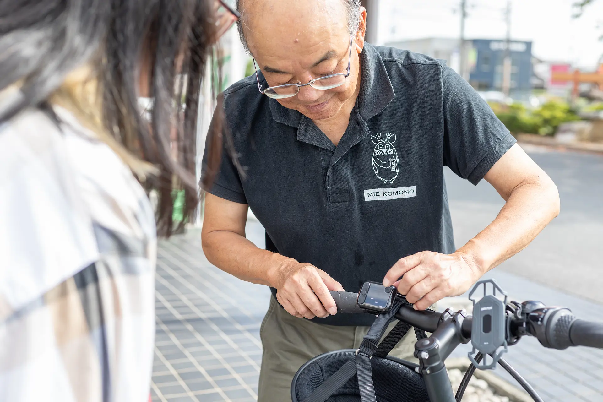 電動アシスト付き自転車の使い方を教えてもらいます