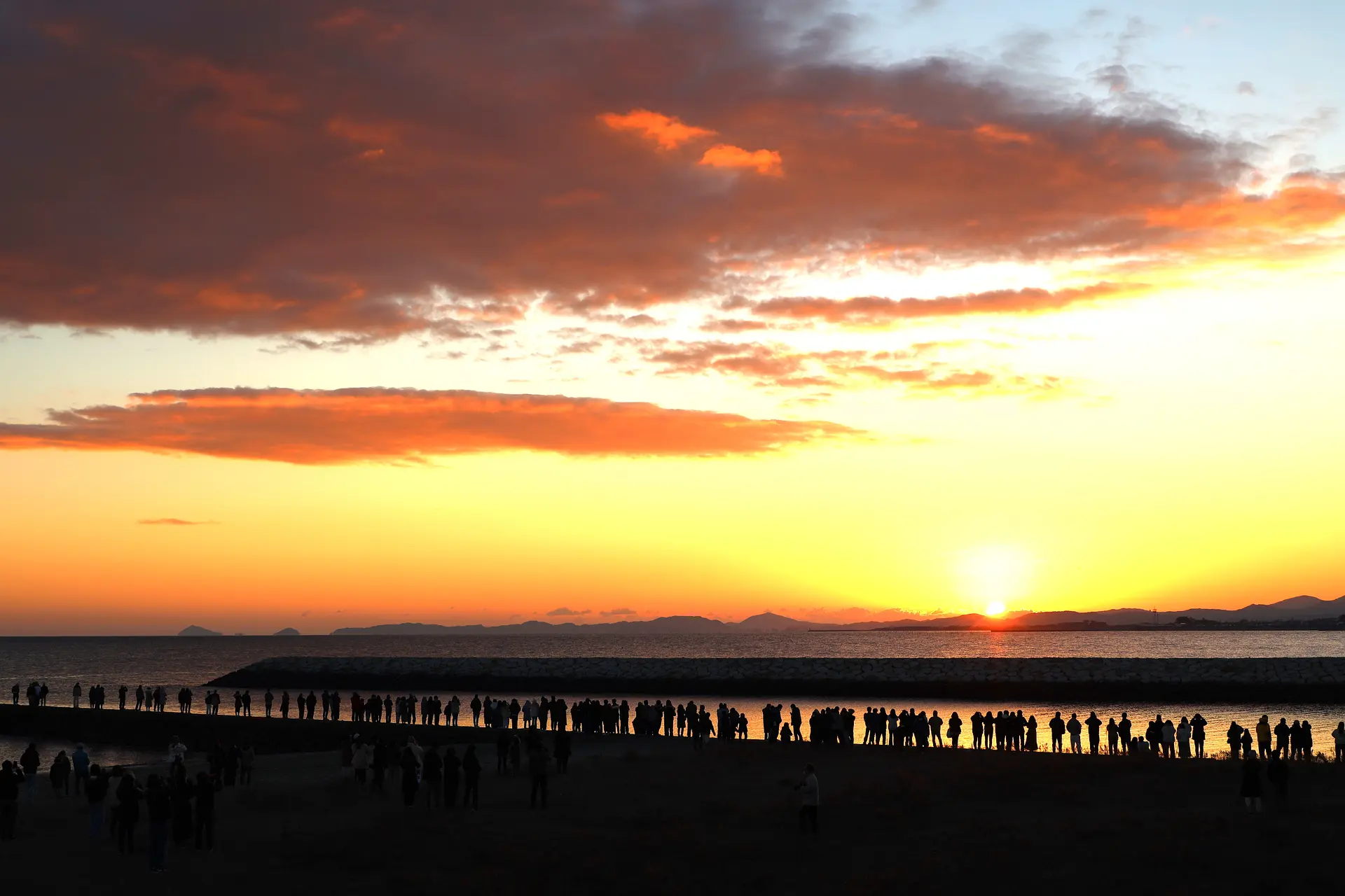 初日の出を待つ人々