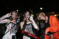 「ホラーストリート」ナガシマのゾンビは写真が大好き！怖がらずにカメラを向けて写真を撮ろう！