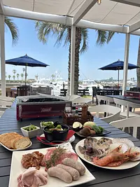 ヤシの木に囲まれたテラス