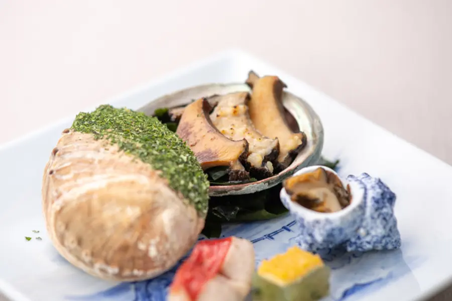 三種の味わいで楽しむ鮑三味焼き